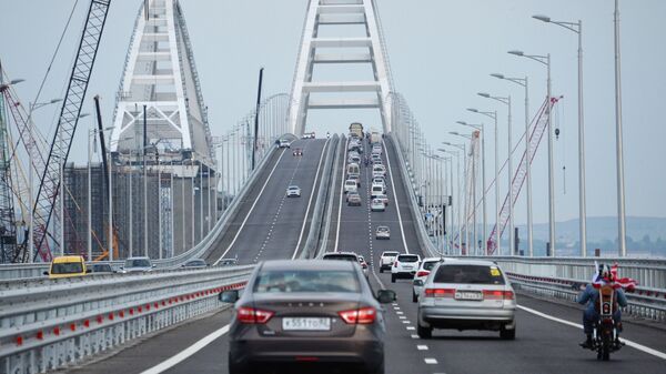 Xe cộ lưu thông trên phần đường bộ của cầu Crưm - Sputnik Việt Nam