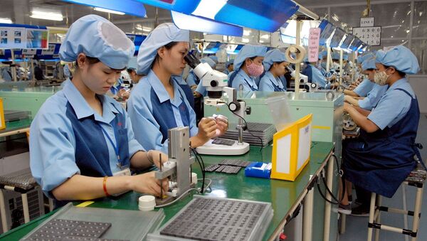 Sản xuất linh kiện điện tử tại Nhà máy Canon thuộc Khu Công nghiệp Phố Nối A (Hưng Yên).  - Sputnik Việt Nam