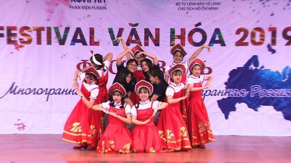Một điệu múa Nga do các em học sinh phổ thông trình diễn - Sputnik Việt Nam