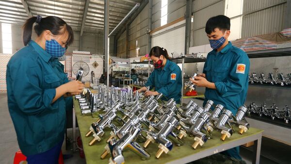 Dây chuyền sản xuất vòi hoa sen tại Công ty TNHH Tập đoàn sản xuất và kinh doanh TĐV Việt Nam, khu công nghiệp VSIP (Nghệ An).  - Sputnik Việt Nam