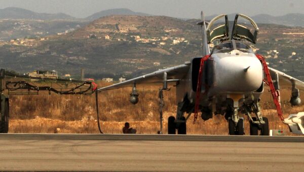 Cặp máy bay Su-24M và xe chuyên dụng đặc biệt tại phi trường ở Syria. - Sputnik Việt Nam