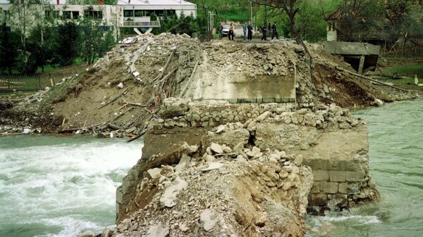 Cây cầu bắc qua sông Lim ở thành phố Murino, Montenegro, bị phá hủy do vụ đánh bom của NATO, 1999 - Sputnik Việt Nam
