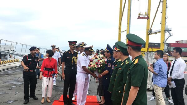 Đại diện Việt Nam tặng hoa chào đón đoàn - Sputnik Việt Nam