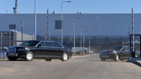 Tổng thống Putin lái xe Aurus vào xưởng của nhà máy Mercedes đầu tiên ở Nga  - Sputnik Việt Nam