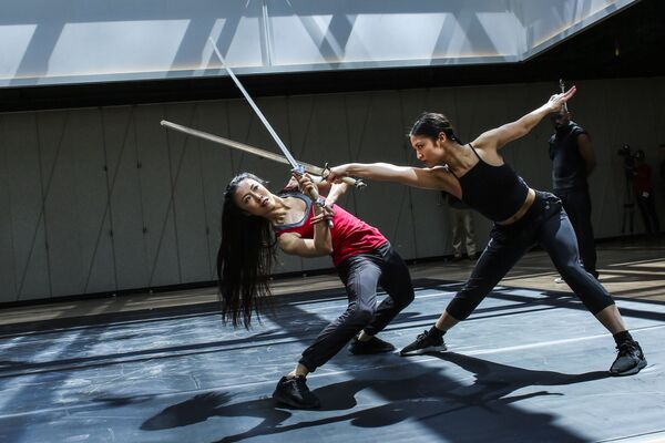 Các vũ công từ Dragon Spring Phoniex Rise tại buổi diễn tập tại Trung tâm văn hóa The Shed ở New York - Sputnik Việt Nam