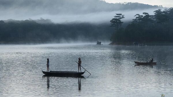 Ảnh khỏa thân của đôi nam nữ chụp trong lòng hồ Tuyền Lâm (Đà Lạt) - Sputnik Việt Nam