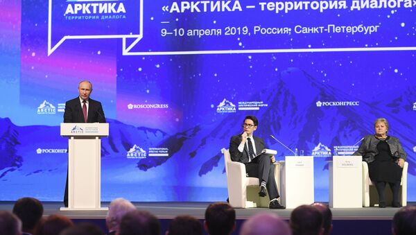 Tổng thống Nga Vladimir Putin tại Diễn đàn Bắc cực quốc tế lần thứ V - Sputnik Việt Nam