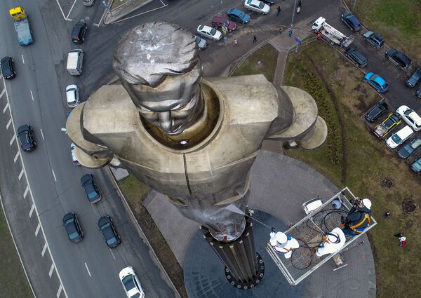 Công nhân dịch vụ công cộng rửa tượng đài phi hành gia Yuri Gagarin trên Đại lộ Leninsky ở Moskva. - Sputnik Việt Nam