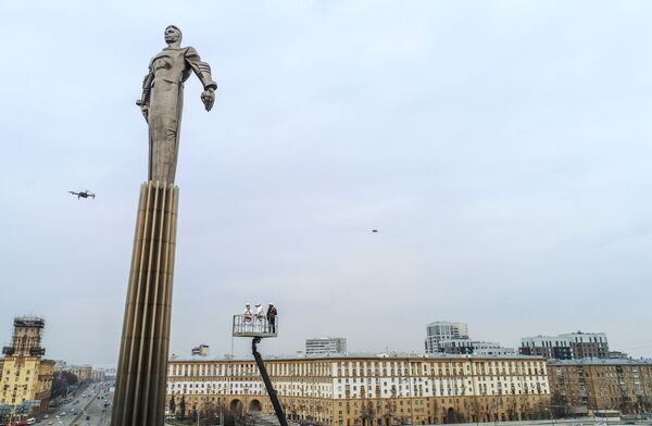 Công nhân dịch vụ công cộng rửa tượng đài phi hành gia Yuri Gagarin trên Đại lộ Leninsky ở Moskva. - Sputnik Việt Nam