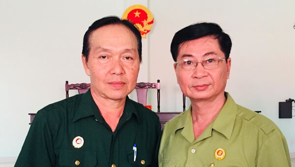 Ông Nguyễn Văn Dũng (bên trái) cùng đồng đội cũ tại TAND huyện Gò Dầu. - Sputnik Việt Nam