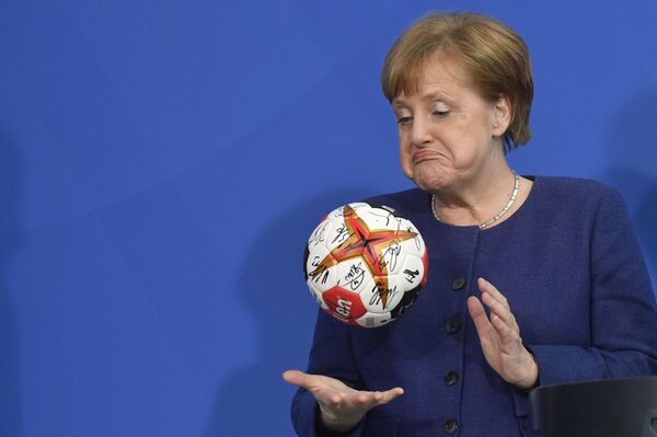 Thủ tướng Đức Angela Merkel với quả bóng ném - Sputnik Việt Nam