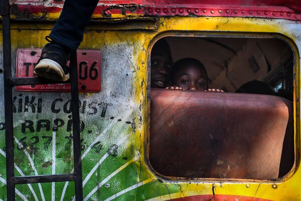 Các cậu bé trên xe buýt ở Port-au-Prince, Haiti - Sputnik Việt Nam