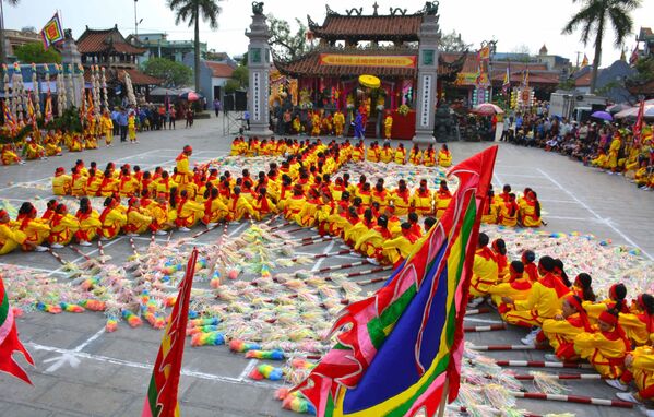  300 nam nữ thanh niên trong trang phục lễ hội tham gia hội xếp chữ Thiên hạ thái bình tại phủ chính Tiên Hương.  - Sputnik Việt Nam