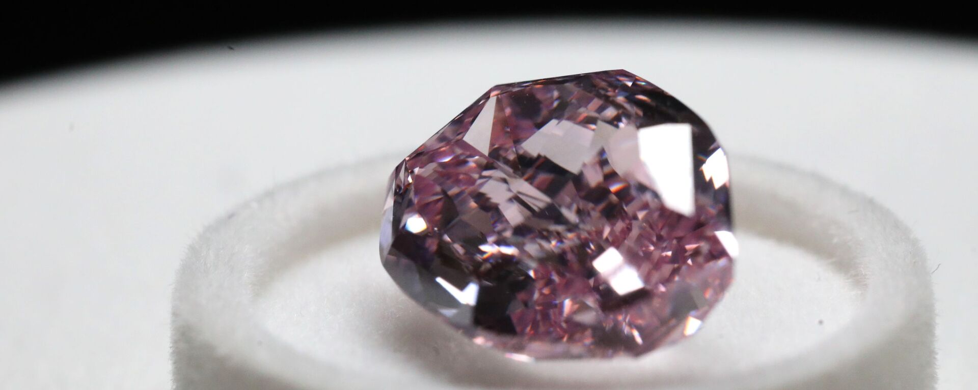 Viên kim cương Màu tím cao quý nặng 11,06 carat, chế tác theo kiểu Cushion, được trưng bày tại triển lãm kim cương của tập đoàn Alrosa,  - Sputnik Việt Nam, 1920, 10.05.2023