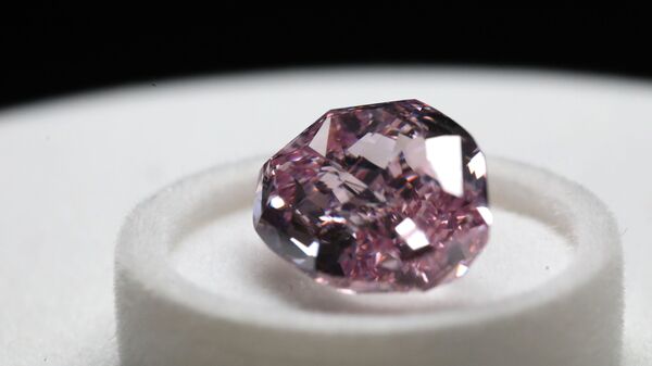 Viên kim cương Màu tím cao quý nặng 11,06 carat, chế tác theo kiểu Cushion, được trưng bày tại triển lãm kim cương của tập đoàn Alrosa,  - Sputnik Việt Nam
