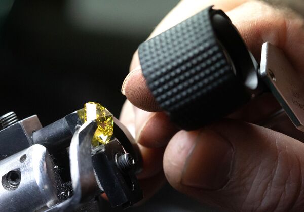 Nhân viên kiểm định viên kim cương trong xưởng chế tác của công ty “Kim cương Alrosa” ở Moskva - Sputnik Việt Nam