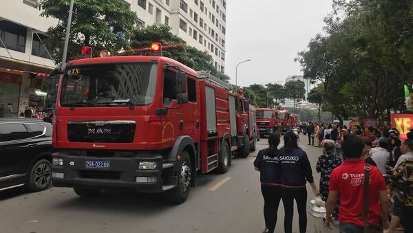 Cháy tại tầng 32 chung cư HH Linh Đàm, khói đen bốc nghi ngút khiến nhiều người hoảng sợ - Sputnik Việt Nam