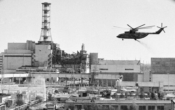 Trực thăng đang khử nhiễm các tòa nhà của nhà máy điện hạt nhân Chernobyl sau vụ tai nạn. - Sputnik Việt Nam