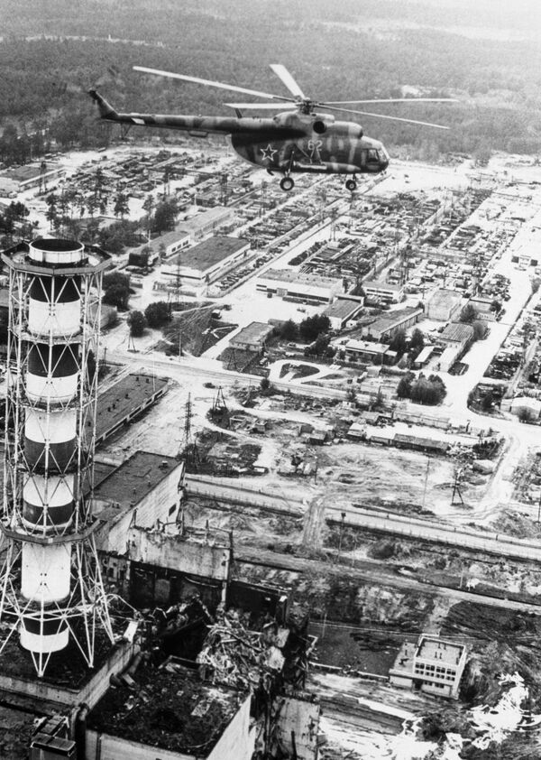 Trực thăng thực hiện các phép đo phóng xạ trên tòa nhà nhà máy điện hạt nhân Chernobyl sau thảm họa. - Sputnik Việt Nam