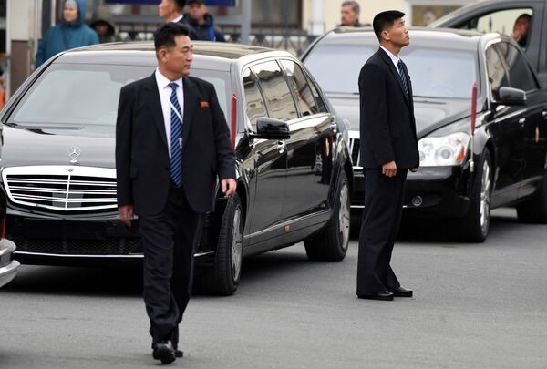 Đội bảo vệ bên xe hơi của nhà lãnh đạo Triều Tiên Kim Jong-un tại Vladivostok - Sputnik Việt Nam