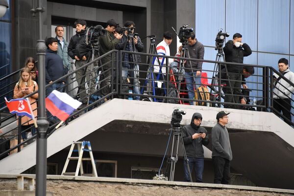Các nhà báo tại nhà ga đường sắt Vladivostok, nơi đoàn tàu của Chủ tịch Triều Tiên Kim Jong-un đến

 - Sputnik Việt Nam