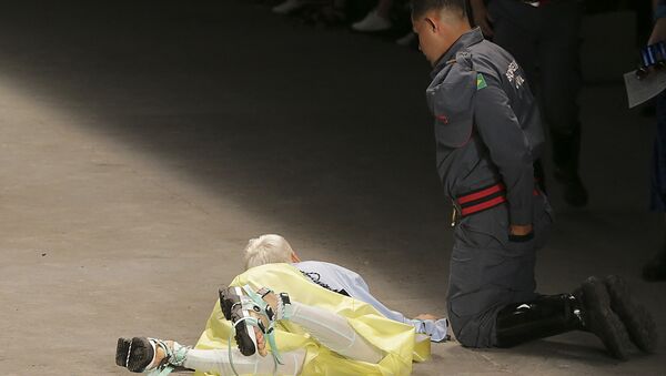 Người mẫu gục trên sàn catwalk và đột tử  - Sputnik Việt Nam