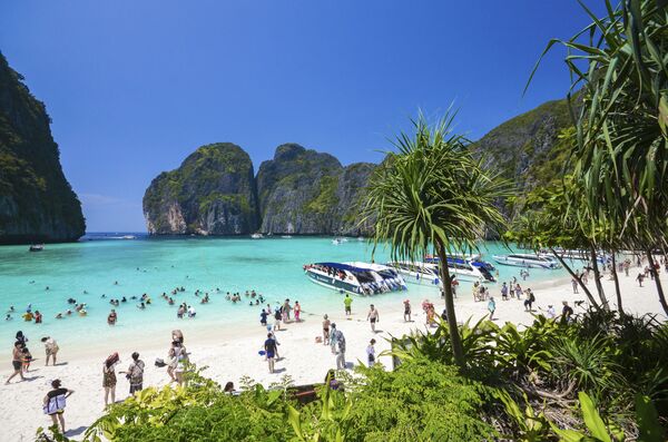 Khách du lịch tại bãi biển vịnh Maya trên quần đảo Phi Phi ở Thái Lan. Vịnh đã trở nên vô cùng nổi tiếng đối với khách du lịch trên toàn thế giới sau khi phát hành bộ phim Bãi biển với Leonardo DiCaprio trong vai chính. - Sputnik Việt Nam