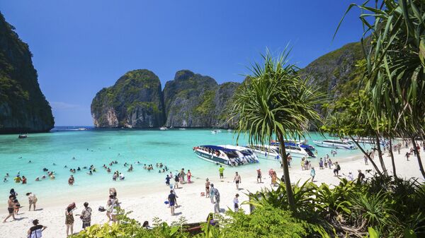 Khách du lịch tại bãi biển vịnh Maya trên quần đảo Phi Phi ở Thái Lan. Vịnh đã trở nên vô cùng nổi tiếng đối với khách du lịch trên toàn thế giới sau khi phát hành bộ phim Bãi biển với Leonardo DiCaprio trong vai chính. - Sputnik Việt Nam