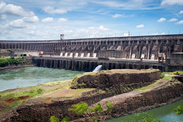 Nhà máy thủy điện Itaipu trên sông Parana ở biên giới giữa Paraguay và Brazil. Thác Guaira (Saltos del Guaira) nằm trên sông Parana ở biên giới giữa Paraguay và Brazil. Guaira bao gồm 18 thác nước, tập trung thành 7 nhóm thác, tổng chiều cao là 114 mét. - Sputnik Việt Nam