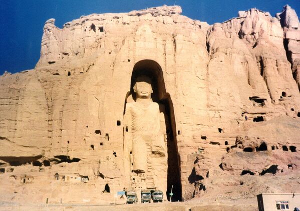 Tượng Phật Bamiyan, Afghanistan, năm 1997. Trong thế kỷ II, các tu viện Phật giáo xuất hiện ở Thung lũng Bamiani và việc xây dựng hai bức tượng khắc vào đá khổng lồ (55m và 37m) bắt đầu dưới thời vua Ashok. Công việc được hoàn thành sau 200 năm. Bạn có thể nhìn thấy chúng trước năm 2001. Sau đó, các bức tượng đã bị Taliban phá hủy một cách dã man, cho rằng đây là những thần tượng ngoại giáo, có nghĩa là chúng cần bị phá hủy. - Sputnik Việt Nam