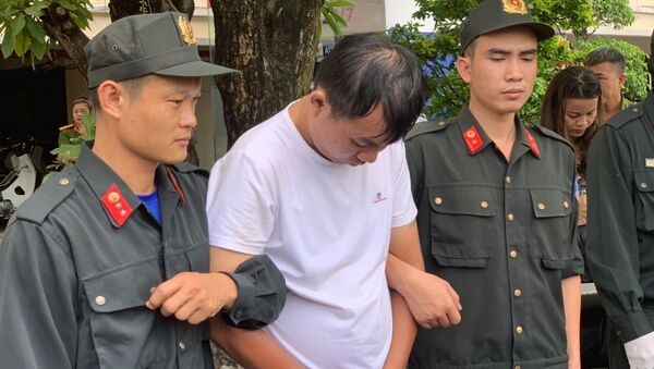 Liu Minh Yang (quốc tịch Đài Loan, áo trắng) là đối tượng chủ mưu bị lực lượng chức năng bắt giữ. - Sputnik Việt Nam