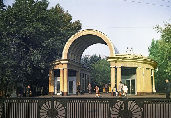 Nhà ga tàu điện ngầm trên mặt đất “Kropotkinskaya”, năm 1972 - Sputnik Việt Nam