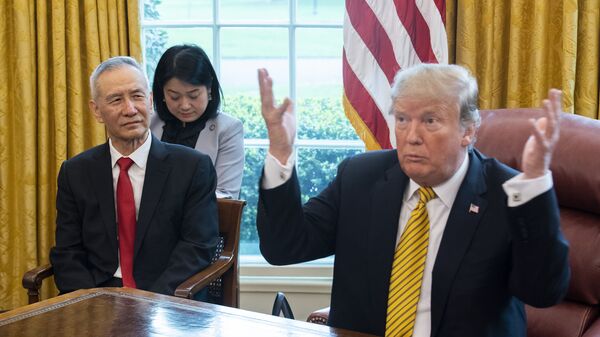 Tổng thống Mỹ Donald Trump tiếp Phó thủ tướng Trung Quốc Lưu Hạc tại Washington, năm 2019 - Sputnik Việt Nam