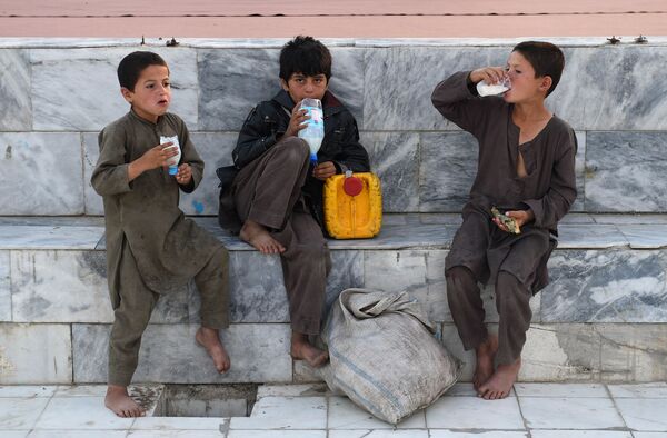 Các cậu bé Afghanistan trên sân Nhà thờ Xanh ở Mazar-i-Sharif trong tháng Ramadan - Sputnik Việt Nam
