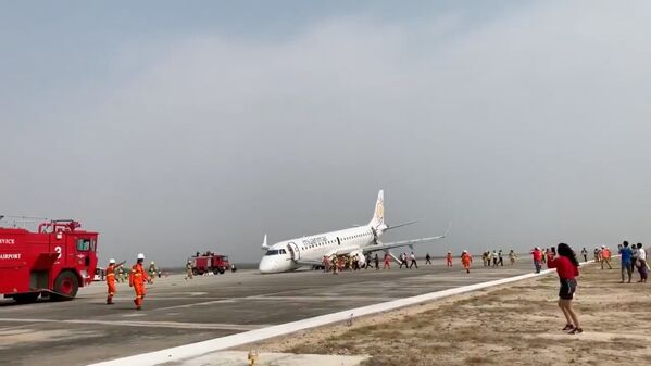 Máy bay của hãng hàng không Myanmar National Airlines, hạ cánh khẩn cấp tại sân bay Mandalay, Myanmar - Sputnik Việt Nam