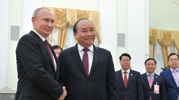 Tổng thống Nga Vladimir Putin tiếp đón Thủ tướng Việt Nam Nguyễn Xuân Phúc - Sputnik Việt Nam