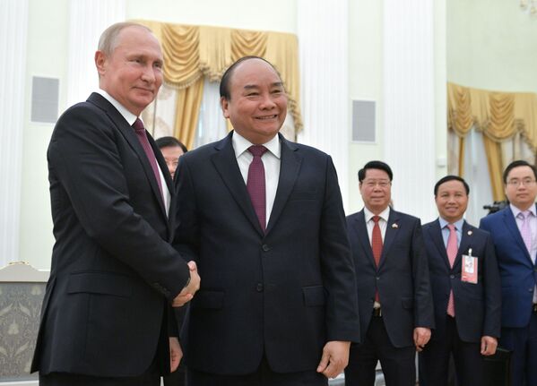 Tổng thống Nga Vladimir Putin tiếp đón Thủ tướng Việt Nam Nguyễn Xuân Phúc - Sputnik Việt Nam