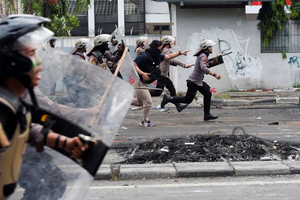 Cảnh sát giải tán người biểu tình  ở Jakarta, Indonesia - Sputnik Việt Nam