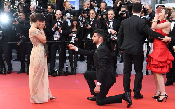 Chàng trai cầu hôn cô gái ngay trên thảm đỏ buổi ra mắt bộ phim Cuộc sống bí mật tại Liên hoan phim quốc tế Cannes lần thứ 72 - Sputnik Việt Nam
