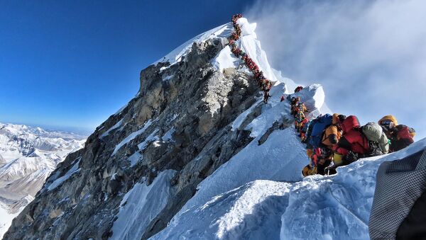 Dòng người tắc nghẽn khi leo lên núi Everest - Sputnik Việt Nam