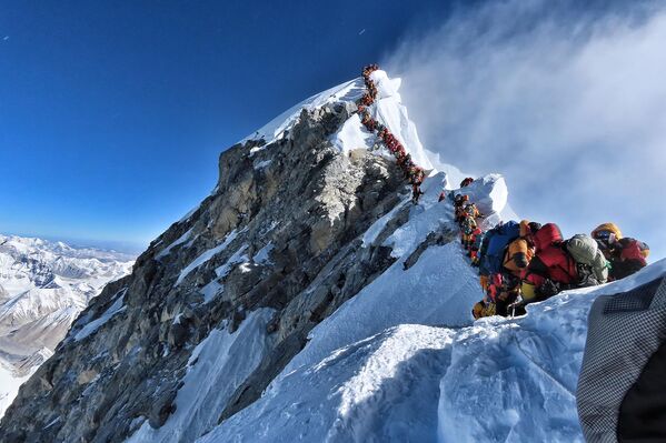 Dòng người tắc nghẽn khi leo lên núi Everest - Sputnik Việt Nam