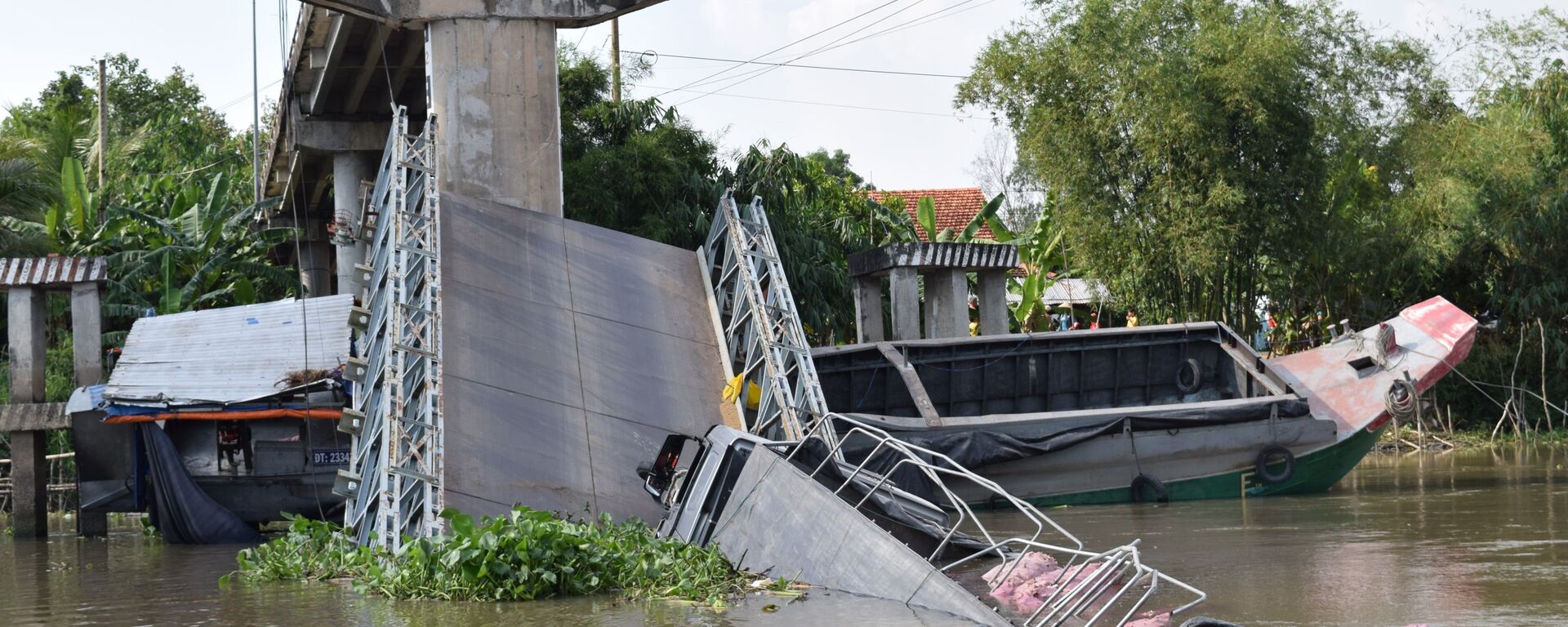 Hiện trường cầu Tân Nghĩa (huyện Cao Lãnh, tỉnh Đồng Tháp) bị sập nhịp giữa.  - Sputnik Việt Nam, 1920, 31.05.2019