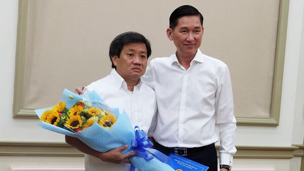 Phó Chủ tịch UBND TPHCM Trần Vĩnh Tuyến trao quyết định nhiệm vụ mới cho ông Đoàn Ngọc Hải - Sputnik Việt Nam