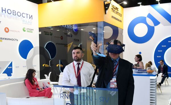 Một vị khách đeo kính thực tế ảo tại gian trưng bày của Hãng truyền thông quốc tế “Rossiya Segodnya” (Sputnik) tại Trung tâm Hội nghị và Triển lãm “Expoforum” - Sputnik Việt Nam