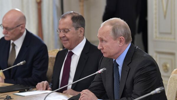 Vladimir Putin giao tiếp với những người đứng đầu các hãng thông tấn quốc tế - Sputnik Việt Nam