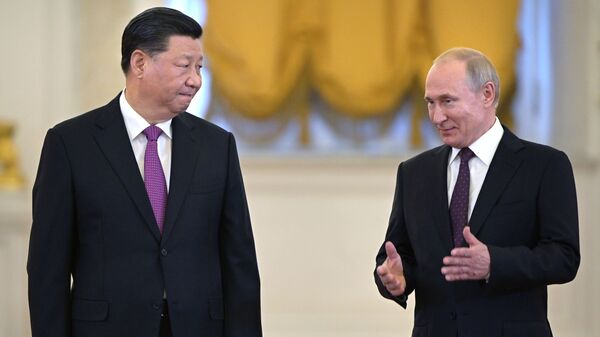 Председатель КНР Си Цзиньпин и президент РФ Владимир Путин на церемонии официальной встречи в Георгиевском зале Кремля - Sputnik Việt Nam