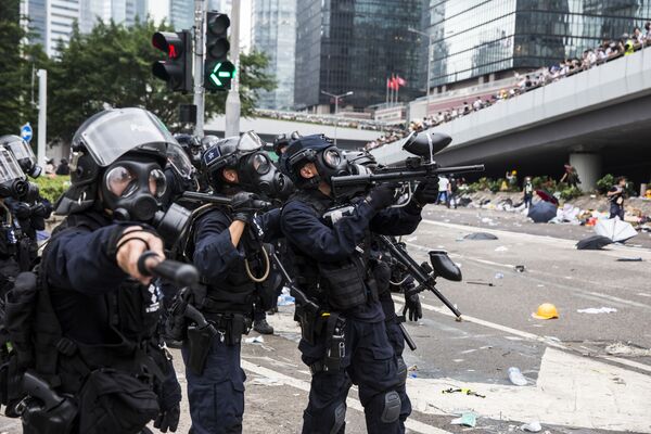Cảnh sát trong cuộc đụng độ với người biểu tình ở Hồng Kông - Sputnik Việt Nam