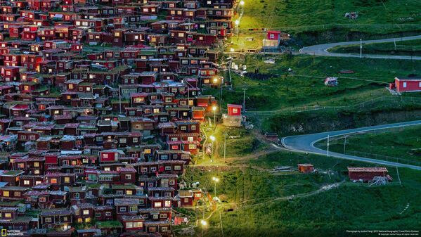 Ảnh Follow The Light của nhiếp ảnh gia Junhui Fang, giành giải «lòng ái mộ từ khán giả» trong hạng mục Thành phố, cuộc thi National Geographic Travel Photo 2019 - Sputnik Việt Nam