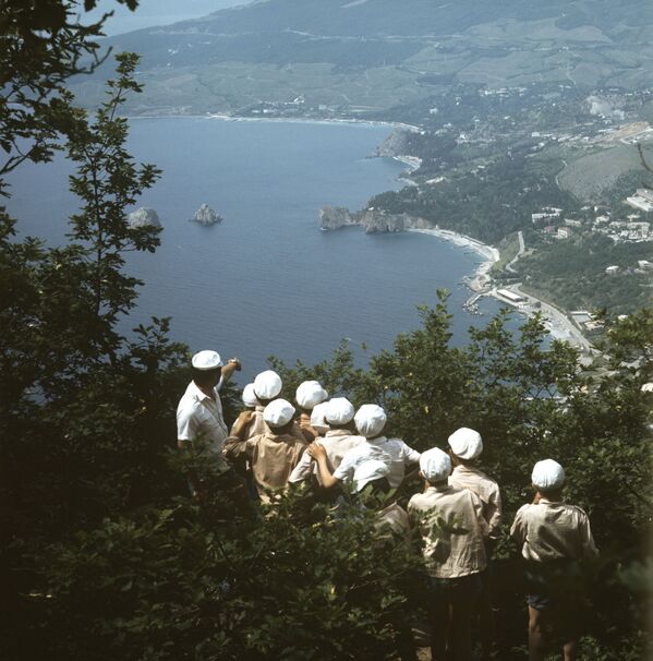 Quang cảnh từ núi Ayu-Dag nhìn sang trại hè Artek, năm 1972 - Sputnik Việt Nam