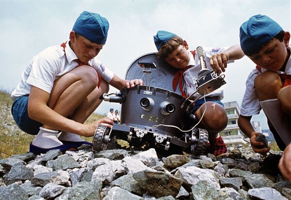 Các em trong nhóm tiên phong Kỹ thuật viên trẻ tại trại hè thiếu nhi Artek tiến hành thử nghiệm mô hình Lunokhod, năm 1978 - Sputnik Việt Nam